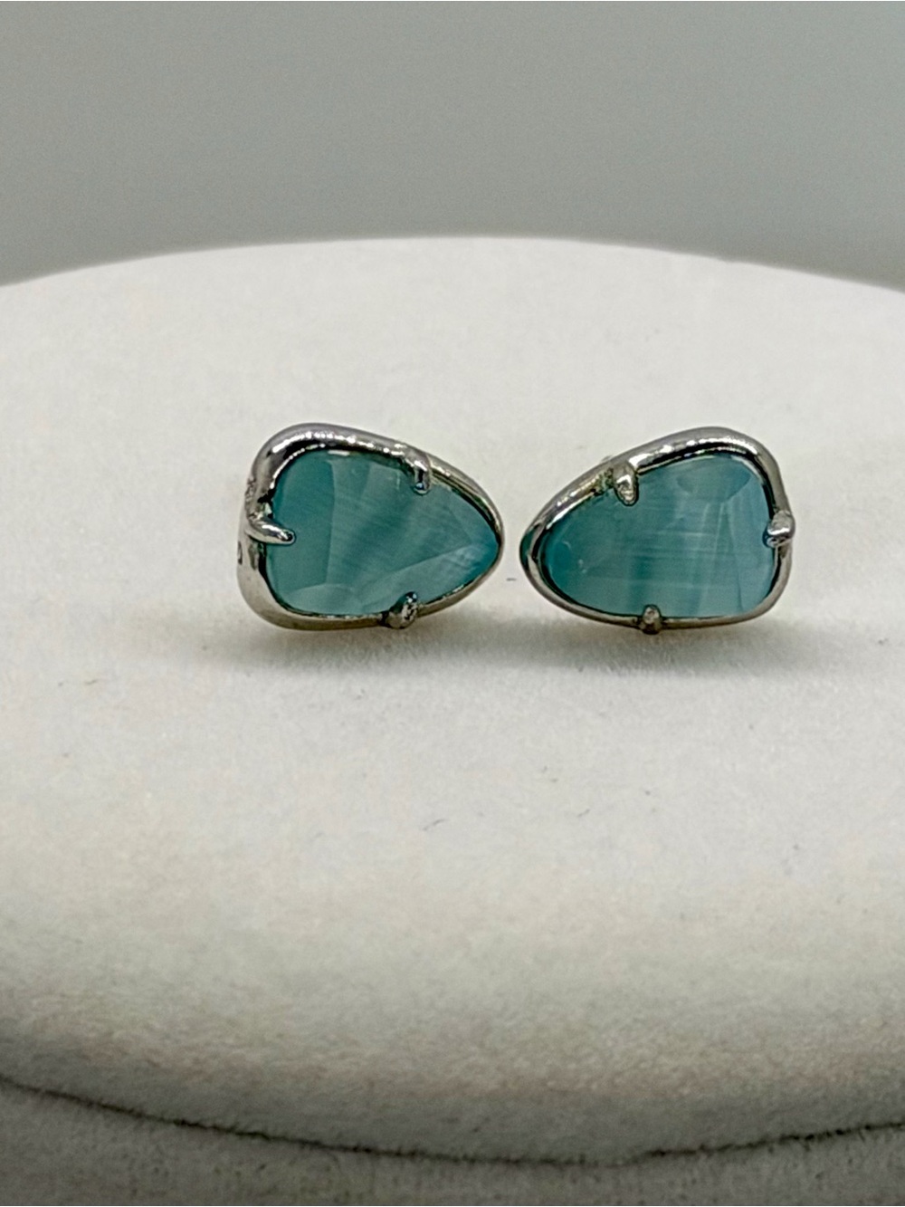Kendra Scott Silver Hazel Stud Earrings in blue illusion